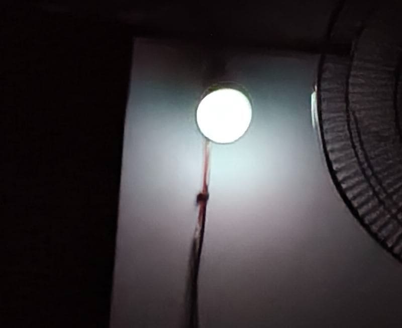 Lumière LED allumée par couplage capacitif