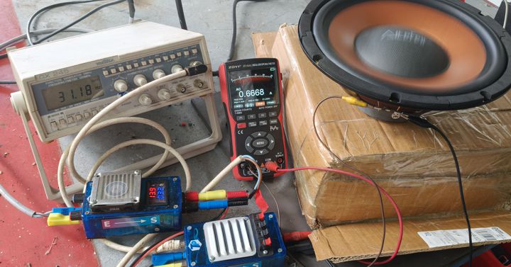 Oscilloscope-multimètre portable utilisé en ampèremètre